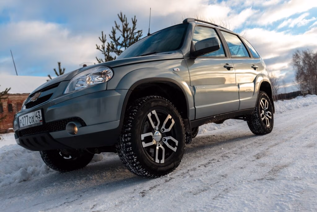 Comparison of AWD and 4WD drivetrain systems for vehicle traction
